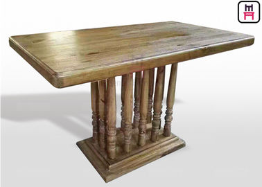 De uitstekende Eettafel van het Rechthoekrestaurant met Rustieke Stevige Houten Roman Kolom