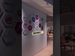 Metalen restaurantstoel met huid gepoleerd